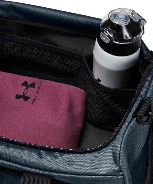 UNDER ARMOUR（アンダーアーマー）の「UAアンディナイアブルダッフルスモール 25L(ダッフルバッグ/WOMEN)（ボストンバッグ・レディース・ブルー系その他/チャコールグレー×ブラック・ONESIZE）」の5枚目の写真