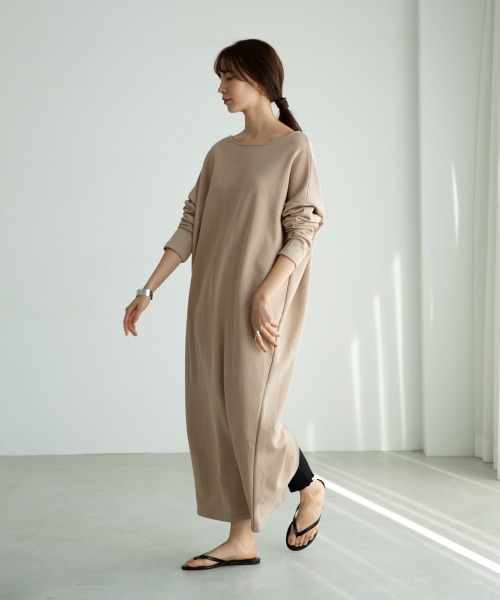 marjour（マージュール）の「2WAY SLIT SWEAT ONEPIECE（ワンピース・レディース・ベージュ/アイボリー・MEDIUM/LARGE）」の6枚目の写真