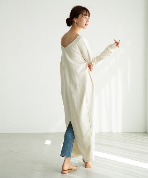 marjour（マージュール）の「2WAY SLIT SWEAT ONEPIECE（ワンピース・レディース・ベージュ/アイボリー・MEDIUM/LARGE）」の4枚目の写真