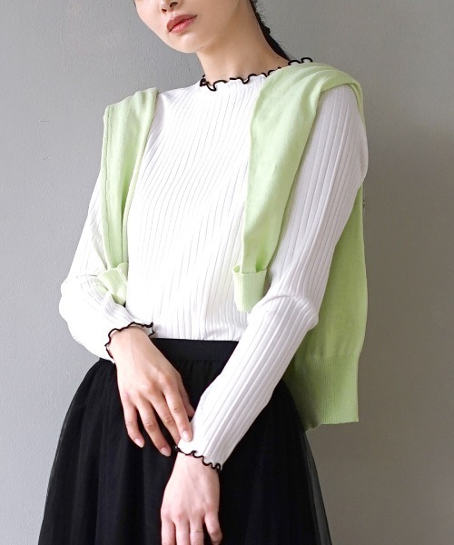 zootie（ズーティー）の「【アクセいらずな華やか襟もと】ロングスリーブ リブカットソー［クルーネック］（Tシャツ/カットソー・レディース・ブラック/アイボリー/マスタード/グリーン系その他/ブルー系その他/キャメル/イエロー系その他/ピンク系その他/チャコール/ダークパープル/ライトブルー/ベージュ/オレンジ/ピンク系その他2/グレイッシュベージュ/ダークグリーン/コーラルピンク/アッシュ/イエロー系その他2/ベージュ×ブラック/オフホワイト/ライトベージュ/ブルー/ブラック系その他/ベビーピンク/モスグリーン/グレイッシュブルー/レッド系その他/パープル/ブラック×ホワイト/ネイビー/ケリーグリーン/ホワイト×ブラック/グレー系その他/シアン/グレー系その他2/オレンジ系その他/ホワイト系その他/グリーン系その他2/テラコッタ/サーモンピンク/カーキブラウン/ホワイト系その他2/ブルー系その他2・LL/M/L）」の4枚目の写真