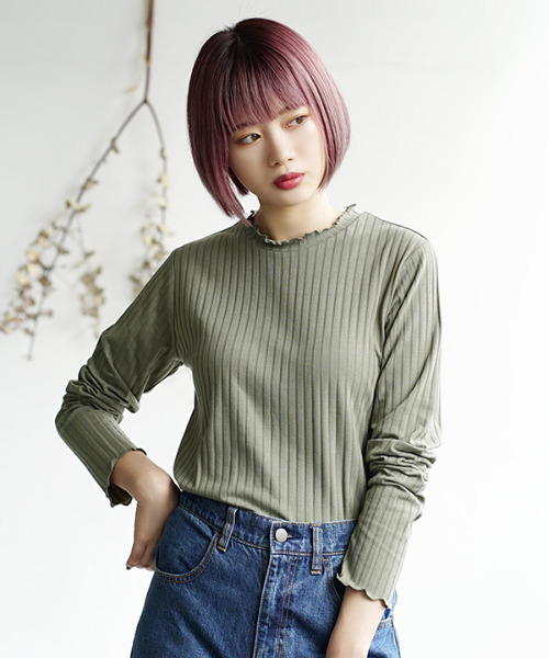 zootie（ズーティー）の「【アクセいらずな華やか襟もと】ロングスリーブ リブカットソー［クルーネック］（Tシャツ/カットソー・レディース・ブラック/アイボリー/マスタード/グリーン系その他/ブルー系その他/キャメル/イエロー系その他/ピンク系その他/チャコール/ダークパープル/ライトブルー/ベージュ/オレンジ/ピンク系その他2/グレイッシュベージュ/ダークグリーン/コーラルピンク/アッシュ/イエロー系その他2/ベージュ×ブラック/オフホワイト/ライトベージュ/ブルー/ブラック系その他/ベビーピンク/モスグリーン/グレイッシュブルー/レッド系その他/パープル/ブラック×ホワイト/ネイビー/ケリーグリーン/ホワイト×ブラック/グレー系その他/シアン/グレー系その他2/オレンジ系その他/ホワイト系その他/グリーン系その他2/テラコッタ/サーモンピンク/カーキブラウン/ホワイト系その他2/ブルー系その他2・LL/M/L）」の22枚目の写真