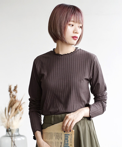 zootie（ズーティー）の「【アクセいらずな華やか襟もと】ロングスリーブ リブカットソー［クルーネック］（Tシャツ/カットソー・レディース・ブラック/アイボリー/マスタード/グリーン系その他/ブルー系その他/キャメル/イエロー系その他/ピンク系その他/チャコール/ダークパープル/ライトブルー/ベージュ/オレンジ/ピンク系その他2/グレイッシュベージュ/ダークグリーン/コーラルピンク/アッシュ/イエロー系その他2/ベージュ×ブラック/オフホワイト/ライトベージュ/ブルー/ブラック系その他/ベビーピンク/モスグリーン/グレイッシュブルー/レッド系その他/パープル/ブラック×ホワイト/ネイビー/ケリーグリーン/ホワイト×ブラック/グレー系その他/シアン/グレー系その他2/オレンジ系その他/ホワイト系その他/グリーン系その他2/テラコッタ/サーモンピンク/カーキブラウン/ホワイト系その他2/ブルー系その他2・LL/M/L）」の12枚目の写真