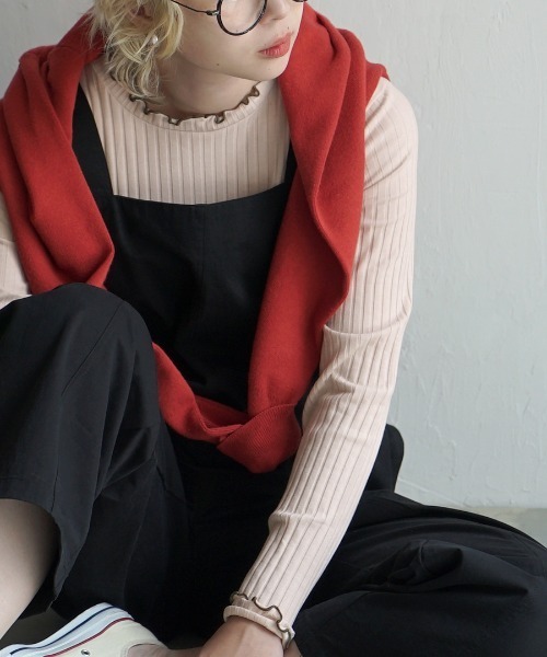 zootie（ズーティー）の「【アクセいらずな華やか襟もと】ロングスリーブ リブカットソー［クルーネック］（Tシャツ/カットソー・レディース・ブラック/アイボリー/マスタード/グリーン系その他/ブルー系その他/キャメル/イエロー系その他/ピンク系その他/チャコール/ダークパープル/ライトブルー/ベージュ/オレンジ/ピンク系その他2/グレイッシュベージュ/ダークグリーン/コーラルピンク/アッシュ/イエロー系その他2/ベージュ×ブラック/オフホワイト/ライトベージュ/ブルー/ブラック系その他/ベビーピンク/モスグリーン/グレイッシュブルー/レッド系その他/パープル/ブラック×ホワイト/ネイビー/ケリーグリーン/ホワイト×ブラック/グレー系その他/シアン/グレー系その他2/オレンジ系その他/ホワイト系その他/グリーン系その他2/テラコッタ/サーモンピンク/カーキブラウン/ホワイト系その他2/ブルー系その他2・LL/M/L）」の6枚目の写真