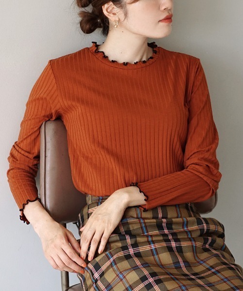 zootie（ズーティー）の「【アクセいらずな華やか襟もと】ロングスリーブ リブカットソー［クルーネック］（Tシャツ/カットソー・レディース・ブラック/アイボリー/マスタード/グリーン系その他/ブルー系その他/キャメル/イエロー系その他/ピンク系その他/チャコール/ダークパープル/ライトブルー/ベージュ/オレンジ/ピンク系その他2/グレイッシュベージュ/ダークグリーン/コーラルピンク/アッシュ/イエロー系その他2/ベージュ×ブラック/オフホワイト/ライトベージュ/ブルー/ブラック系その他/ベビーピンク/モスグリーン/グレイッシュブルー/レッド系その他/パープル/ブラック×ホワイト/ネイビー/ケリーグリーン/ホワイト×ブラック/グレー系その他/シアン/グレー系その他2/オレンジ系その他/ホワイト系その他/グリーン系その他2/テラコッタ/サーモンピンク/カーキブラウン/ホワイト系その他2/ブルー系その他2・LL/M/L）」の15枚目の写真