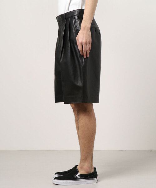 JOHN LAWRENCE SULLIVAN（ジョンローレンスサリバン）の「TUCK SHORTS（その他パンツ・メンズ・ブラック・46/44）」の4枚目の写真