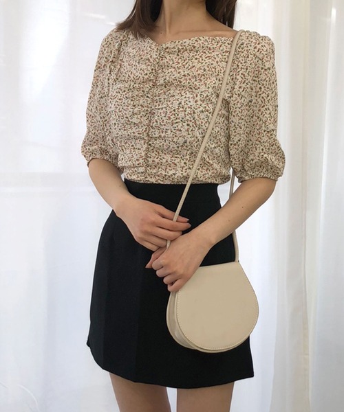 Twinkle;pm(トゥインクルピーエム)の「小花柄ギャザーTOPS(シャツ/ブラウス・レディース・ブラック/ブルー/ホワイト・FREE)」の2枚目の写真