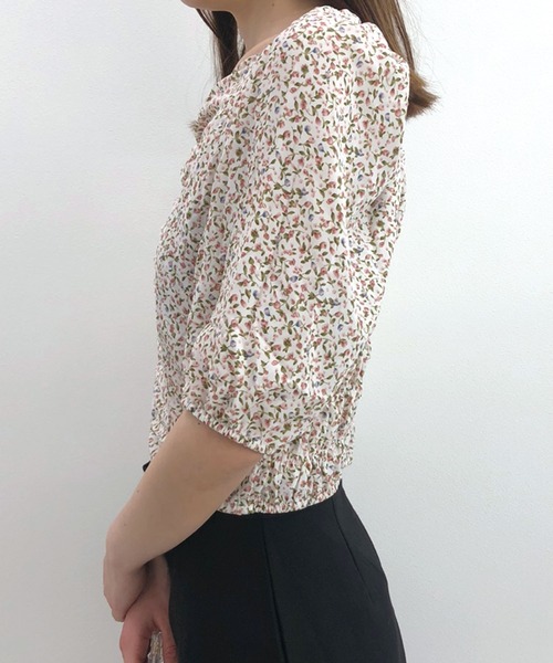 Twinkle;pm(トゥインクルピーエム)の「小花柄ギャザーTOPS(シャツ/ブラウス・レディース・ブラック/ブルー/ホワイト・FREE)」の10枚目の写真