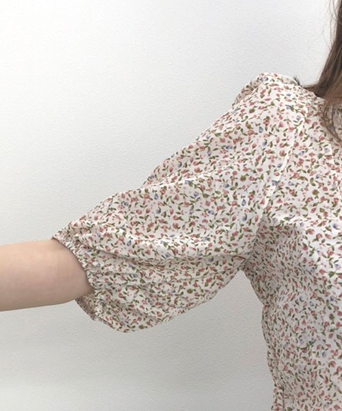 Twinkle;pm(トゥインクルピーエム)の「小花柄ギャザーTOPS(シャツ/ブラウス・レディース・ブラック/ブルー/ホワイト・FREE)」の5枚目の写真