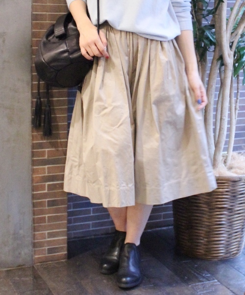 JOURNAL STANDARD（ジャーナルスタンダード）の「メモリーツイル ミッドカーフスカート #（スカート・レディース・ベージュ/ネイビー・38/36/40）」の2枚目の写真