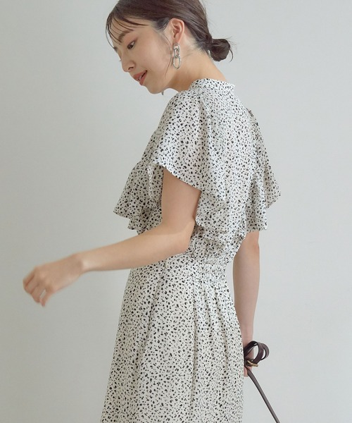 VIS（ビス）の「【セットアップ対応】【美短】フリルフレンチスリーブペプラムブラウス（シャツ/ブラウス・レディース・ブラック/ホワイト系その他/ブラック系その他・S/M）」の2枚目の写真