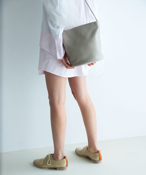TOPKAPI(トプカピ)の「レザー ハンドステッチ バケツ ショルダーバッグ(ショルダーバッグ・レディース・ブラック/グレイッシュベージュ・FREE)」の1枚目の写真