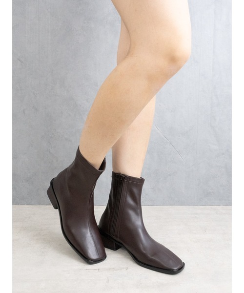 Fabby fabby(ファビィーファビィー)の「ストレッチショートブーツ(ブーツ・レディース・ブラック/ブラウン/オフホワイト・MEDIUM/LARGE/SMALL)」の1枚目の写真