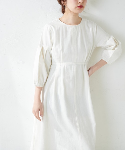 natural couture（ナチュラルクチュール）の「デニム素材ながら綺麗みえ、袖タックデザインデニムワンピース（ワンピース・レディース・オフホワイト/ブラック/ブルー・FREE）」の8枚目の写真