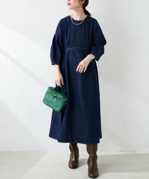 natural couture（ナチュラルクチュール）の「デニム素材ながら綺麗みえ、袖タックデザインデニムワンピース（ワンピース・レディース・オフホワイト/ブラック/ブルー・FREE）」の16枚目の写真