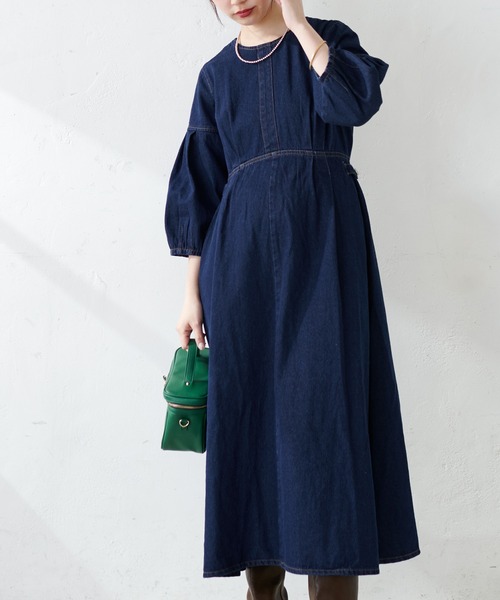 natural couture（ナチュラルクチュール）の「デニム素材ながら綺麗みえ、袖タックデザインデニムワンピース（ワンピース・レディース・オフホワイト/ブラック/ブルー・FREE）」の17枚目の写真