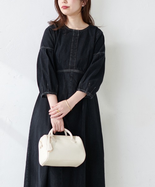 natural couture（ナチュラルクチュール）の「デニム素材ながら綺麗みえ、袖タックデザインデニムワンピース（ワンピース・レディース・オフホワイト/ブラック/ブルー・FREE）」の13枚目の写真