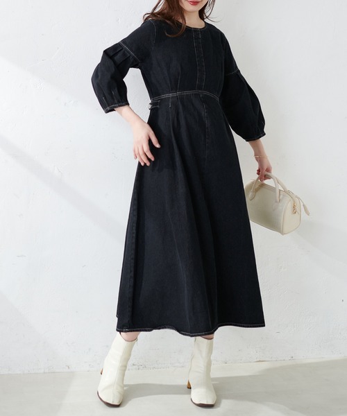 natural couture（ナチュラルクチュール）の「デニム素材ながら綺麗みえ、袖タックデザインデニムワンピース（ワンピース・レディース・オフホワイト/ブラック/ブルー・FREE）」の14枚目の写真