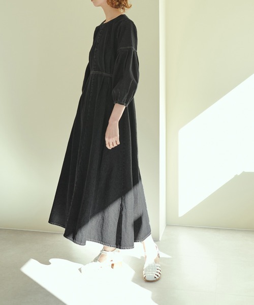 natural couture（ナチュラルクチュール）の「デニム素材ながら綺麗みえ、袖タックデザインデニムワンピース（ワンピース・レディース・オフホワイト/ブラック/ブルー・FREE）」の12枚目の写真