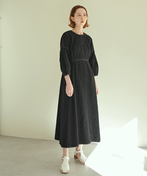 natural couture（ナチュラルクチュール）の「デニム素材ながら綺麗みえ、袖タックデザインデニムワンピース（ワンピース・レディース・オフホワイト/ブラック/ブルー・FREE）」の11枚目の写真