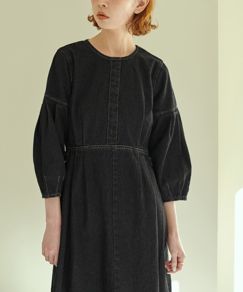 natural couture（ナチュラルクチュール）の「デニム素材ながら綺麗みえ、袖タックデザインデニムワンピース（ワンピース・レディース・オフホワイト/ブラック/ブルー・FREE）」の9枚目の写真