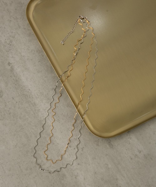 COLOR TOKYO ACCESSORIES(カラートウキョウアクセサリー)の「ぎざぎざバイカラー2連ロングネックレス(ネックレス・レディース・シルバー/ゴールド・FREE)」の2枚目の写真