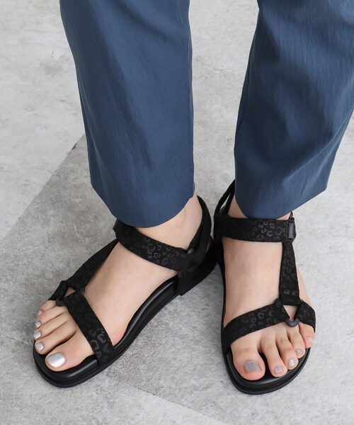 INDIVI(インディヴィ)の「◆ベロアスポーツサンダル(サンダル・レディース・ブラック系/ベージュ系その他3/ブラック・35/45/25)」の2枚目の写真