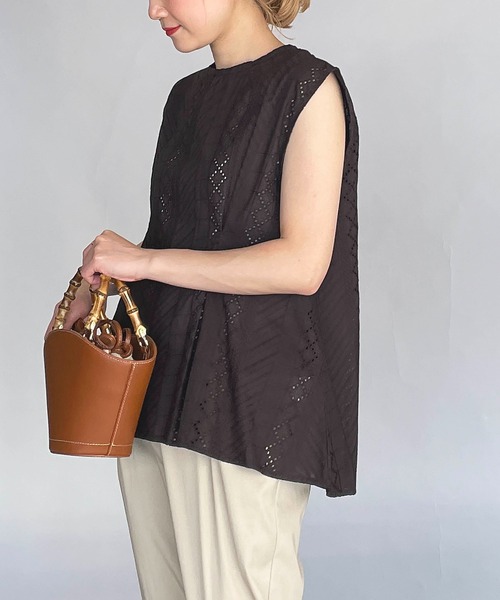 PICCIN(ピッチン)の「エンブロイダリーペプラムブラウス(シャツ/ブラウス・レディース・チャコールグレー/オフホワイト/オレンジ/グリーン・M)」の2枚目の写真