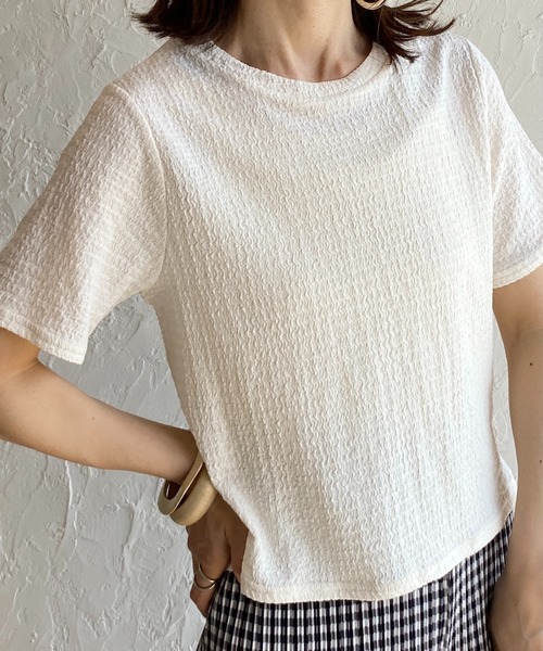 She's Closet(シーズクローゼット)の「ふくれジャガードクルーネックコンパクト半袖プルオーバートップス(Tシャツ/カットソー・レディース・グリーン/ブラック/アイボリー・FREE)」の2枚目の写真