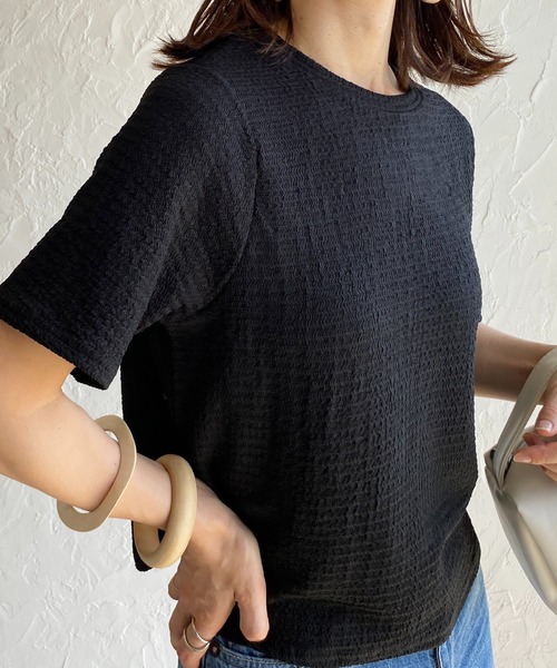 She's Closet(シーズクローゼット)の「ふくれジャガードクルーネックコンパクト半袖プルオーバートップス(Tシャツ/カットソー・レディース・グリーン/ブラック/アイボリー・FREE)」の3枚目の写真
