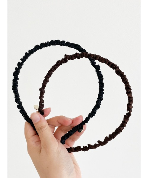 SLURR（スラ―）の「ギャザーサテンカチューシャ（カチューシャ・レディース・ブラック/ダークブラウン・FREE）」の3枚目の写真