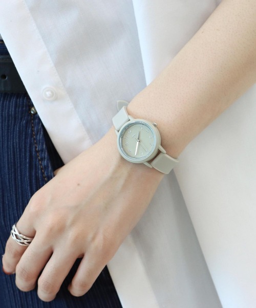 Three Four Time（ｽﾘｰﾌｫｰﾀｲﾑ）の「シリコンバンドウォッチ　/　時計（アナログ腕時計・レディース・ブラック/ホワイト/ピンク・FREE）」の2枚目の写真