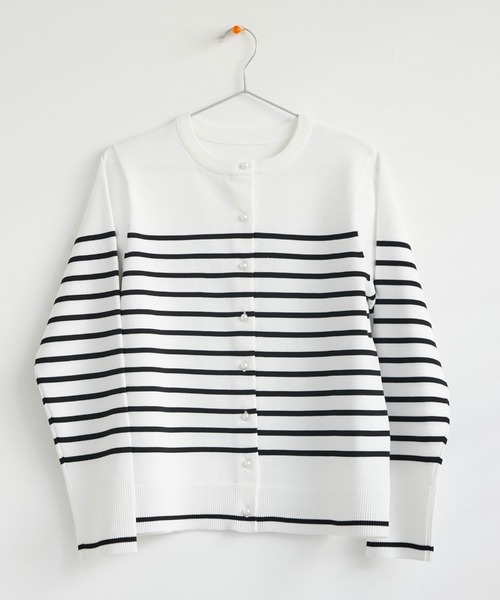 Doux archives（ドゥアルシーヴ）の「パール釦ニットカーディガン（カーディガン/ボレロ・レディース・ネイビー/コーラルピンク/ホワイト×ブラック・FREE）」の2枚目の写真