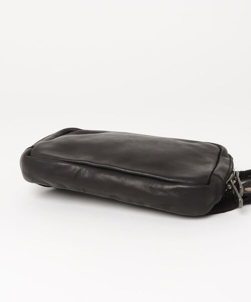 GUIDI（グイディ）の「GUIDI / グイディ：FANNY PACK,SMALL：BV03-SOFT-HORSE[RIP]（ボディバッグ/ウエストポーチ・メンズ・ブラック・FREE）」の3枚目の写真