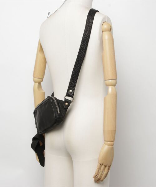 GUIDI（グイディ）の「GUIDI / グイディ：FANNY PACK,SMALL：BV03-SOFT-HORSE[RIP]（ボディバッグ/ウエストポーチ・メンズ・ブラック・FREE）」の5枚目の写真