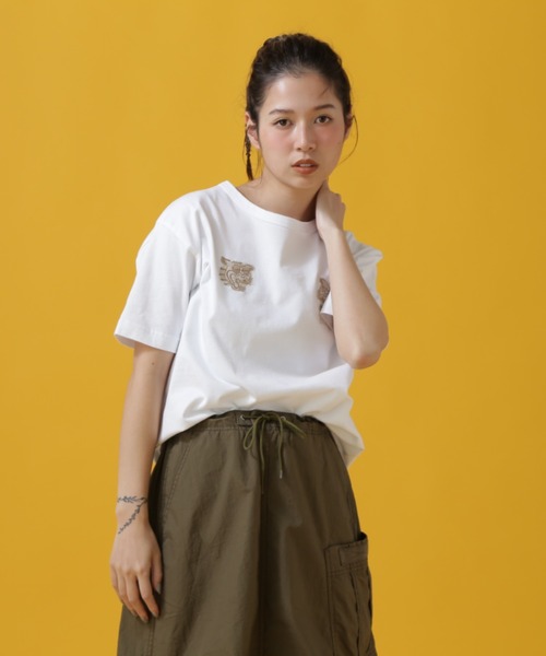 AVIREX（アヴィレックス）の「TWO POINT SKA T-SHIRT/ 2ポイント スカTシャツ（Tシャツ/カットソー・レディース・ピンク/オフホワイト/ブラック・FREE）」の10枚目の写真