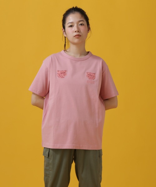 AVIREX（アヴィレックス）の「TWO POINT SKA T-SHIRT/ 2ポイント スカTシャツ（Tシャツ/カットソー・レディース・ピンク/オフホワイト/ブラック・FREE）」の14枚目の写真