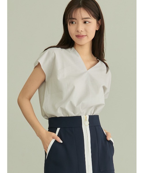 TONAL（トーナル）の「Vネックバックタックカットソー（Tシャツ/カットソー・レディース・ベージュ/グレー/ネイビー・38）」の2枚目の写真