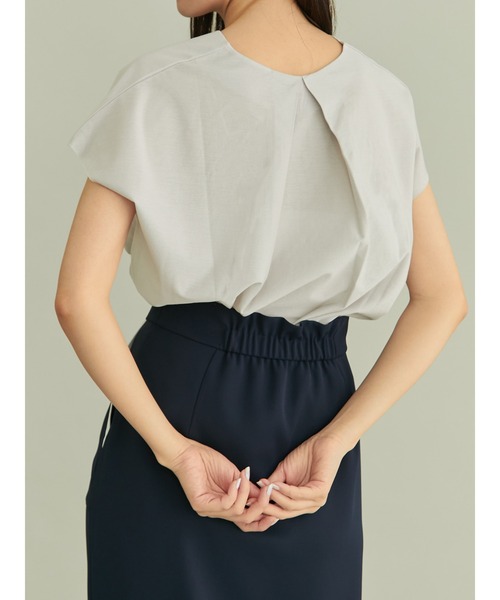 TONAL（トーナル）の「Vネックバックタックカットソー（Tシャツ/カットソー・レディース・ベージュ/グレー/ネイビー・38）」の6枚目の写真