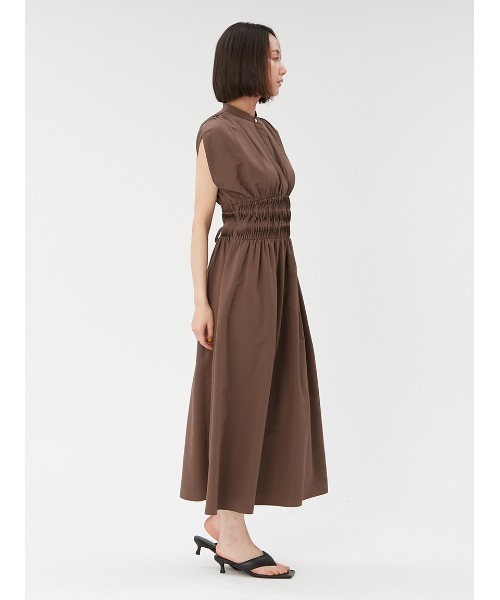 FRAY I.D（フレイアイディー）の「タックデザインタフタノースリドレス（ドレス・レディース・ホワイト/ブラック/ブラウン・0/1）」の4枚目の写真