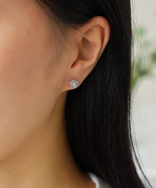 IAMUSE（アイアミューズ）の「金属アレルギー対応　プチローズピアス S1007【IAMUSE】（ピアス（両耳用）・レディース・シルバー/ゴールド・FREE）」の4枚目の写真