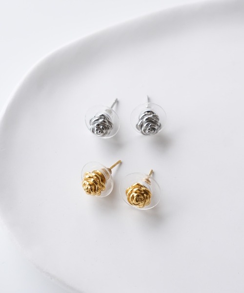 IAMUSE（アイアミューズ）の「金属アレルギー対応　プチローズピアス S1007【IAMUSE】（ピアス（両耳用）・レディース・シルバー/ゴールド・FREE）」の9枚目の写真