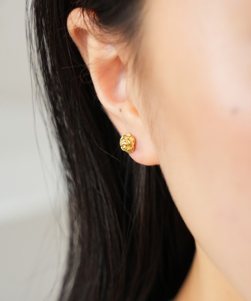 IAMUSE（アイアミューズ）の「金属アレルギー対応　プチローズピアス S1007【IAMUSE】（ピアス（両耳用）・レディース・シルバー/ゴールド・FREE）」の7枚目の写真