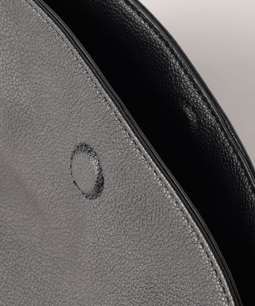 Elura（エルーラ）の「リュクスエアリーフラップショルダー（ハンドバッグ・レディース・ブラック/クリーム/ブラウン・ONE SIZE）」の4枚目の写真