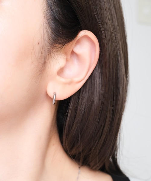 ENOA(エノア)の「フープピアス(ピアス(両耳用)・レディース・シルバー/ゴールド/ピンクゴールド・12/14/8)」の2枚目の写真