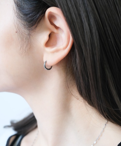 ENOA(エノア)の「フープピアス(ピアス(両耳用)・レディース・シルバー/ゴールド/ピンクゴールド・12/14/8)」の7枚目の写真