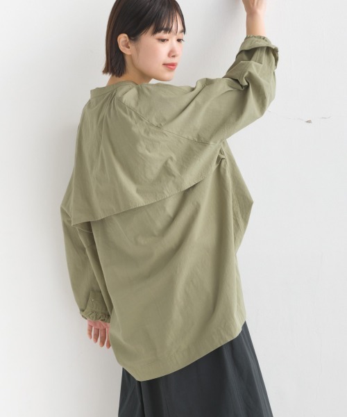 OMNES(オムネス)の「製品洗いスラブコットン後ろケープ長袖シャツ(シャツ/ブラウス・レディース・ワイン/ホワイト/ライトカーキ/チャコールグレー・FREE)」の3枚目の写真