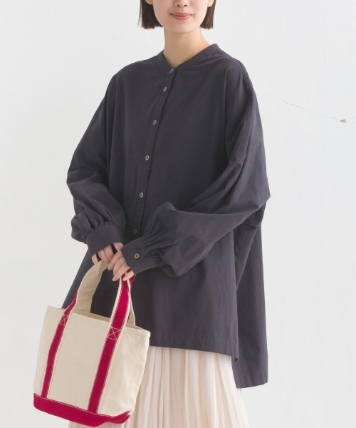 OMNES(オムネス)の「製品洗いスラブコットン後ろケープ長袖シャツ(シャツ/ブラウス・レディース・ワイン/ホワイト/ライトカーキ/チャコールグレー・FREE)」の2枚目の写真