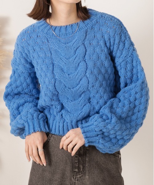 ad thie(アドティエ)の「ショート・ボリューム袖 ケーブル編みニット(ニット/セーター・レディース・ブラック/アイボリー/ブラウン/ブルー・FREE)」の4枚目の写真