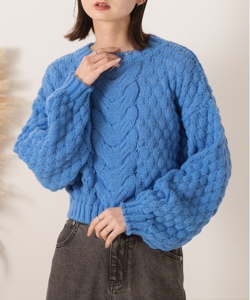 ad thie(アドティエ)の「ショート・ボリューム袖 ケーブル編みニット(ニット/セーター・レディース・ブラック/アイボリー/ブラウン/ブルー・FREE)」の5枚目の写真