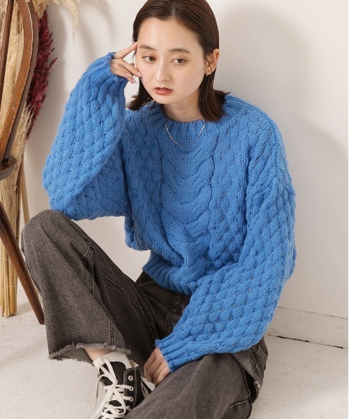 ad thie(アドティエ)の「ショート・ボリューム袖 ケーブル編みニット(ニット/セーター・レディース・ブラック/アイボリー/ブラウン/ブルー・FREE)」の6枚目の写真